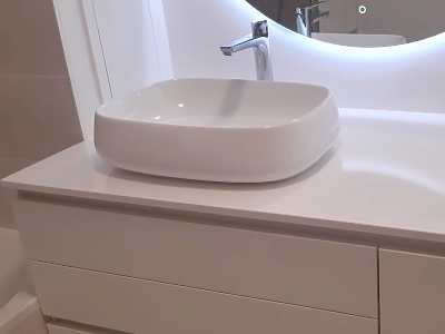 Salle de bains en quartz Unistone Bianco Assoluto en finition polie