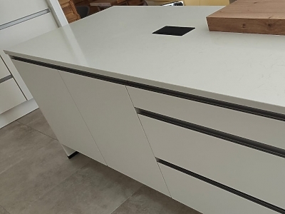  en quartz Unistone Bianco Carrara en finition Polie