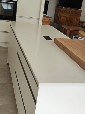  en quartz Unistone Bianco Carrara en finition Polie