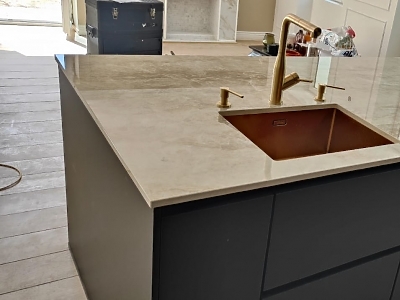 Plan de travail en Dekton Taga en finition polie